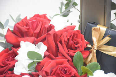 Surprise Box: Flowers and jewelry set
